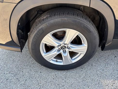 Used 2025 Toyota Highlander LE FWD image 32