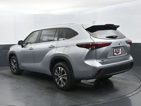 Used 2024 Toyota Highlander XLE image 4