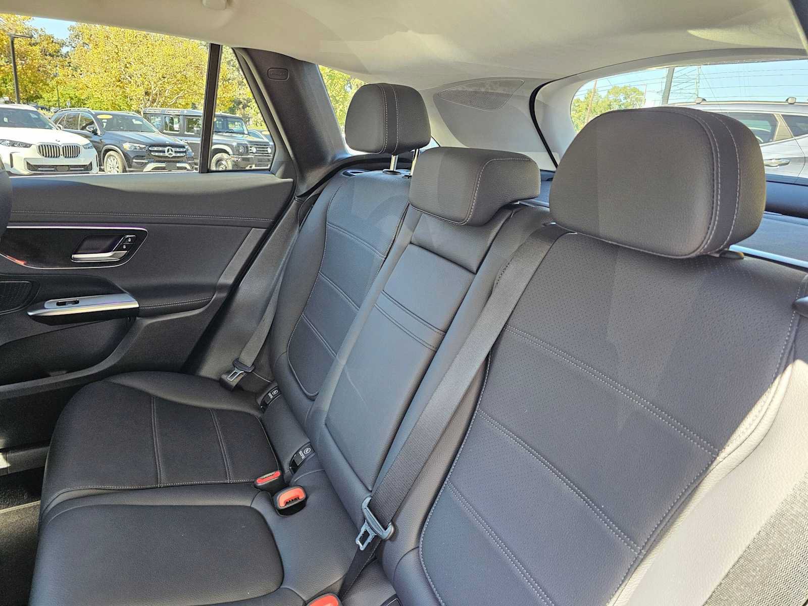 Used 2025 Mercedes-Benz GLC 350e 4MATIC image 17