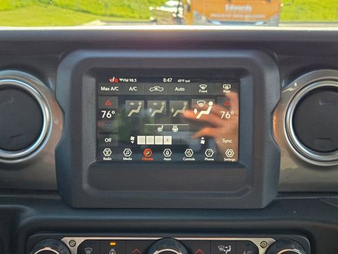 Used 2020 Jeep Gladiator Overland w/ LED Lighting Group AWD/4WD image 23