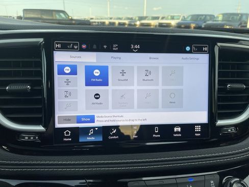 Used 2025 Chrysler Pacifica Limited image 17