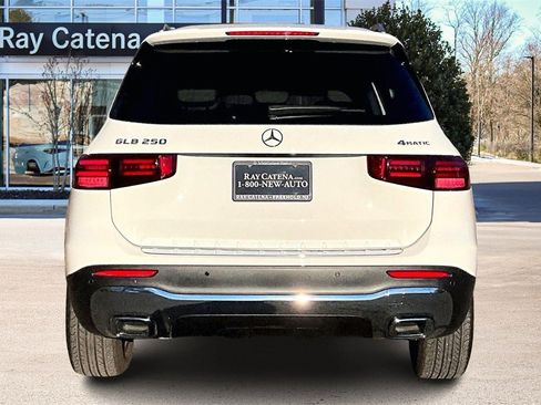 Used 2025 Mercedes-Benz GLB 250 4MATIC image 4