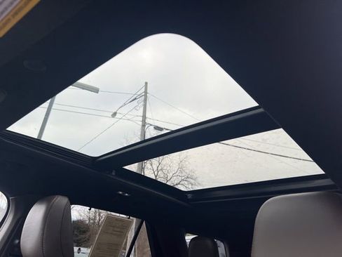 Used 2022 Ford Explorer King Ranch w/ Premium Technology Package image 6