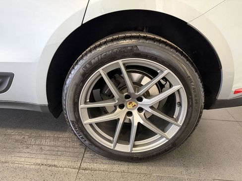 Certified 2025 Porsche Macan image 11