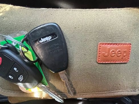 Used 2015 Jeep Wrangler Unlimited Sahara w/ Connectivity Group AWD/4WD image 31