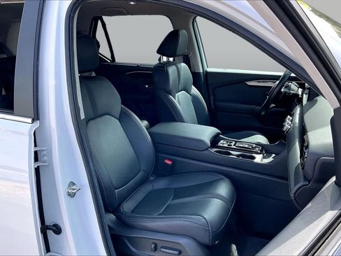 Used 2025 Honda Pilot EX-L image 8