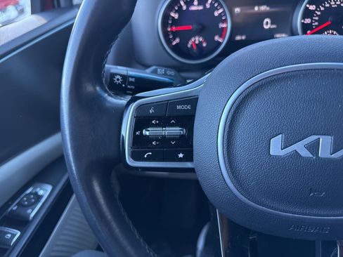 Used 2023 Kia Carnival LX image 34