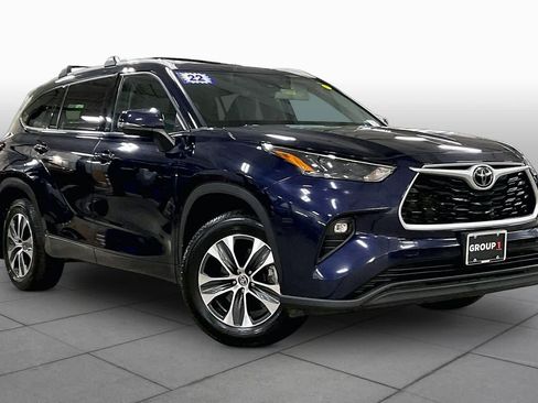 Used 2022 Toyota Highlander XLE AWD/4WD image 3