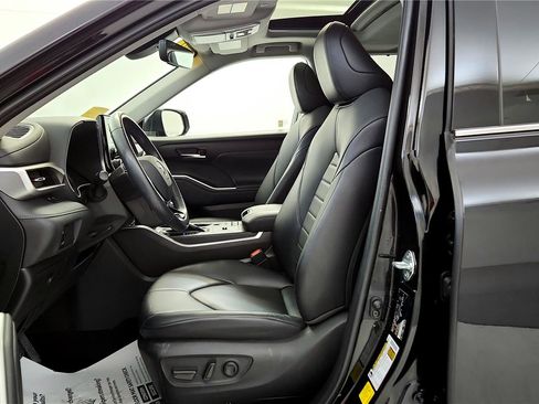 Certified 2021 Toyota Highlander XLE image 30