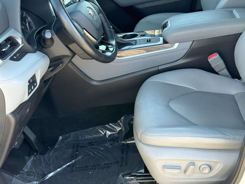 Used 2021 Toyota Highlander Platinum FWD image 28