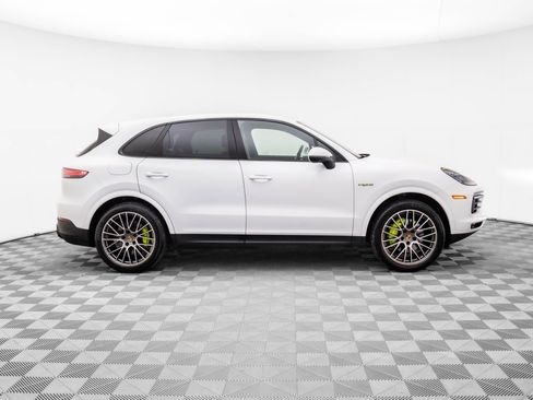 Certified 2022 Porsche Cayenne Platinum Edition image 7
