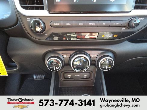 Used 2023 Hyundai Venue SEL FWD image 23