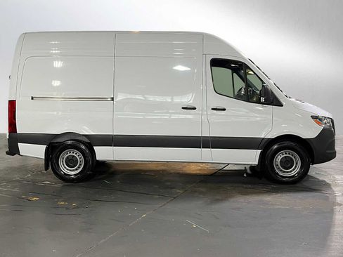 Used 2025 Mercedes-Benz Sprinter 2500 image 2
