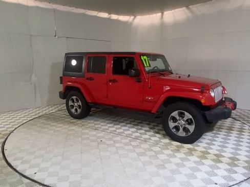Used 2017 Jeep Wrangler Unlimited Sahara w/ Connectivity Group AWD/4WD image 5