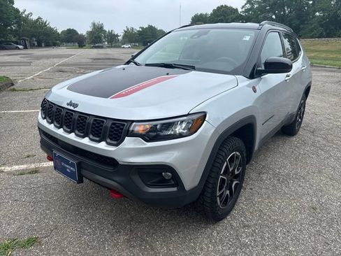 Used 2025 Jeep Compass Trailhawk AWD/4WD image 4