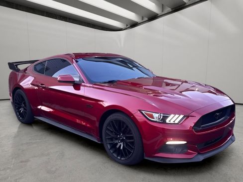 Used 2017 Ford Mustang GT Premium w/ GT Performance Package RWD image 4
