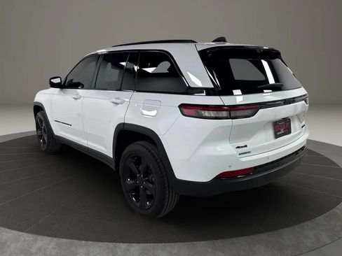 Used 2023 Jeep Grand Cherokee Limited w/ Luxury Tech Group II AWD/4WD image 3