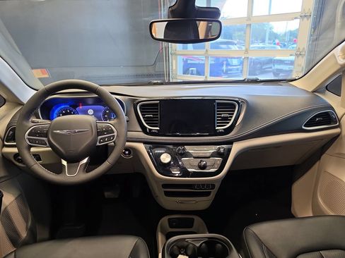 Used 2023 Chrysler Pacifica Touring-L FWD image 17