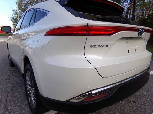 Used 2022 Toyota Venza Limited w/ Advanced Technology Package image 8