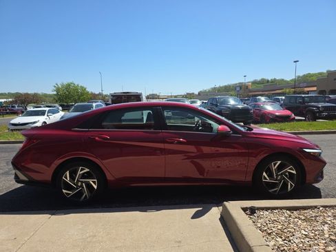 Used 2025 Hyundai Elantra Limited FWD image 4