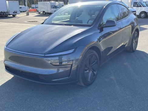 Used 2026 Tesla Model Y AWD image 5
