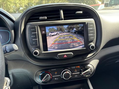 Used 2025 Kia Soul LX w/ LX Technology Package FWD image 16
