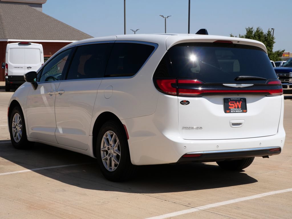 Used 2023 Chrysler Pacifica Touring FWD image 4