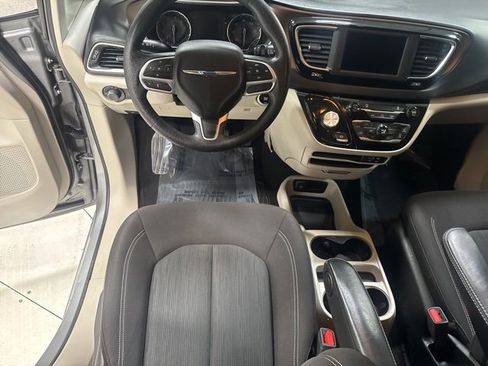 Used 2020 Chrysler Voyager L image 17