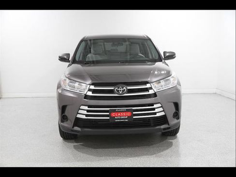 Used 2019 Toyota Highlander LE AWD/4WD image 2