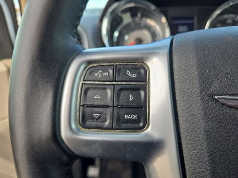 Used 2013 Chrysler Town & Country Touring image 21