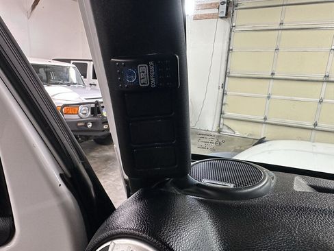 Used 2015 Jeep Wrangler Rubicon w/ Power Convenience Group AWD/4WD image 24
