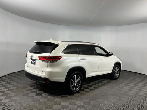 Used 2019 Toyota Highlander XLE image 6