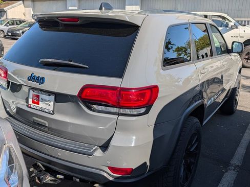 Used 2019 Jeep Grand Cherokee Laredo image 3