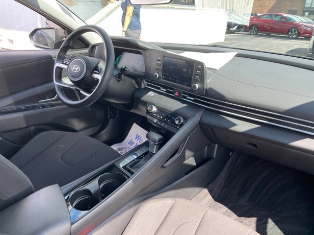 Used 2025 Hyundai Elantra Hybrid FWD image 7