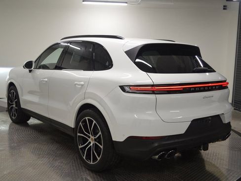 Certified 2025 Porsche Cayenne AWD/4WD image 3