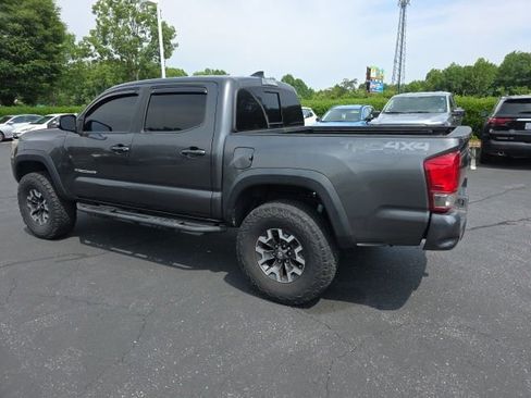Used 2017 Toyota Tacoma TRD Off-Road w/ Premium & Technology Package AWD/4WD image 10
