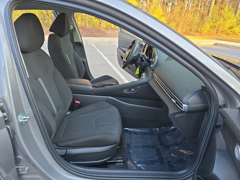 Used 2023 Hyundai Elantra SE image 10