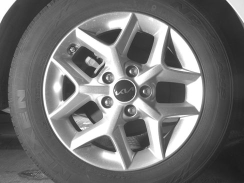Used 2025 Kia Soul LX w/ LX Technology Package FWD image 20