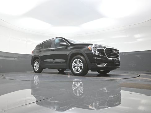 Used 2024 GMC Terrain SLE w/ Driver Convenience Package image 9
