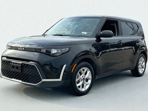 Used 2023 Kia Soul LX w/ LX Technology Package image 2