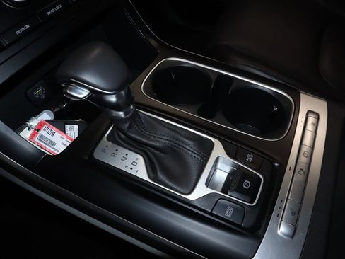 Used 2024 Kia Carnival LX FWD image 31