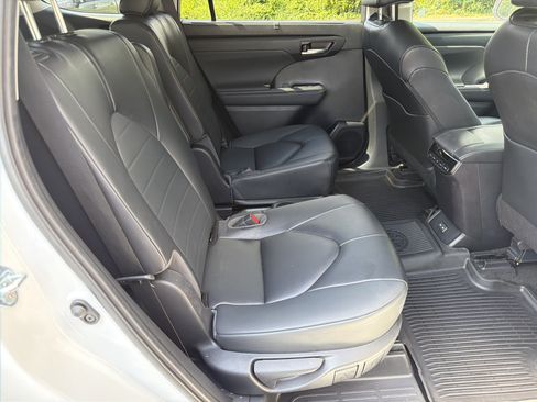 Used 2023 Toyota Highlander XLE FWD image 15