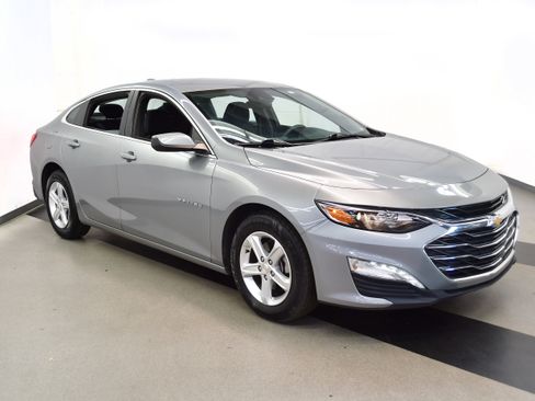 Used 2024 Chevrolet Malibu LT FWD image 2