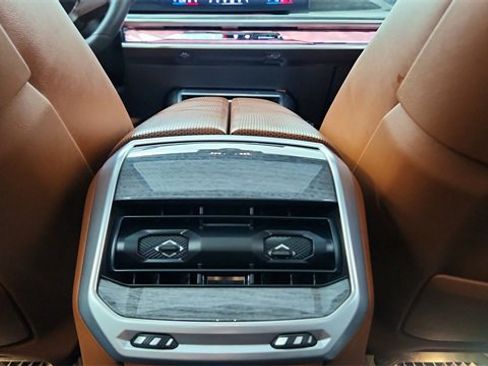 Used 2023 BMW i7 xDrive60 image 53