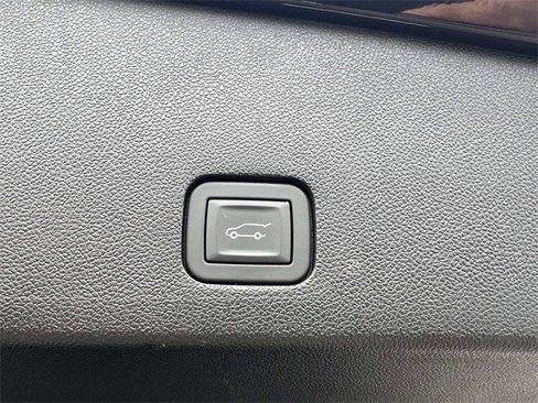 Certified 2025 Cadillac XT6 Premium Luxury image 11