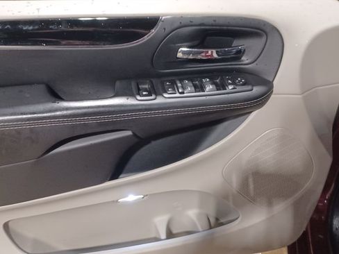 Used 2014 Chrysler Town & Country Touring-L image 5