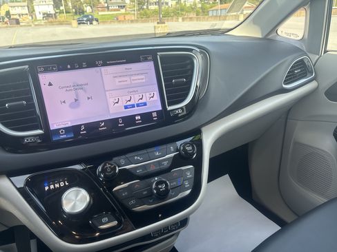 Used 2024 Chrysler Pacifica Touring-L FWD image 24