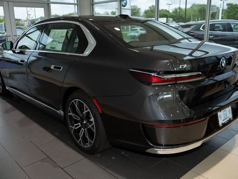 Used 2025 BMW i7 eDrive50 w/ Premium Package image 4