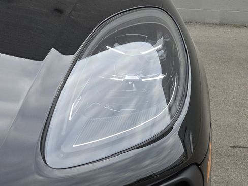 Certified 2025 Porsche Macan image 11