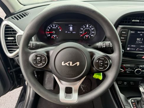 Used 2022 Kia Soul LX image 2